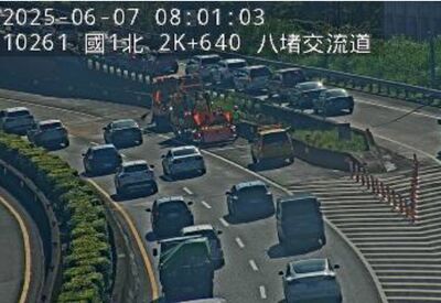 快訊／國一北上客運翻覆！　一度封閉塞爆