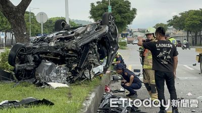 快訊／北市撫遠街車禍！自小客遭遊覽車撞翻　2人無呼吸心跳