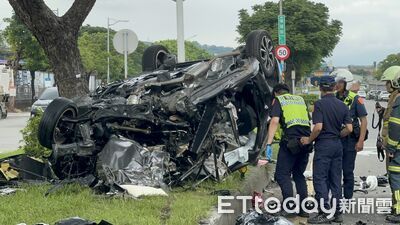 快訊／北市重大車禍！遊覽車撞自小客「1人飛出」　母子雙亡