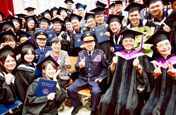 ▲警察大學聯合畢業典禮後，內政部長劉世芳與警大校長楊源明等師長與畢業生開心合影。（圖／警大提供）