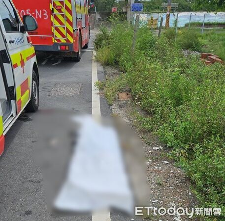 ▲台南市將軍區平沙堤防6日發現女浮屍，消防人員迅速打撈上岸，由學甲分局報請檢察官調查處理中。（民眾提供）
