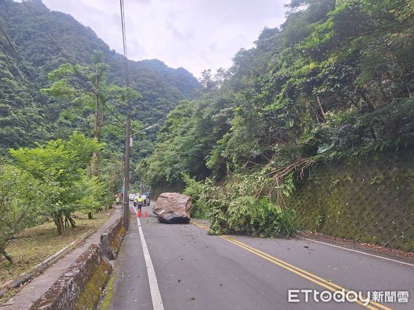 ▲▼新北烏來落石。（圖／記者陸運陞翻攝）