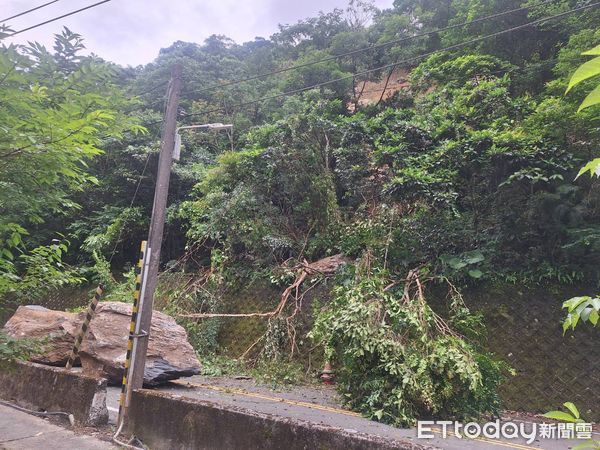 ▲▼新北烏來落石。（圖／記者陸運陞翻攝）