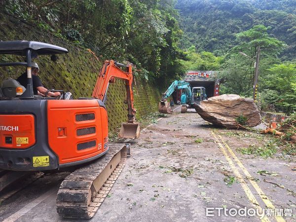 ▲▼新北烏來落石。（圖／記者陸運陞翻攝）