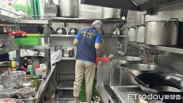 ▲▼高雄名店「鄧師傅」出包　糖醋魚給太少&hellip;店員竟從別人盤中夾來補。（圖／記者賴文萱翻攝）