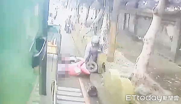 ▲印尼籍移工今天清晨在中壢區吉林路騎車雙載鑽車縫，結果慘遭聯結車捲入車輪下輾過，送醫急救仍不治。（圖／記者沈繼昌翻攝）