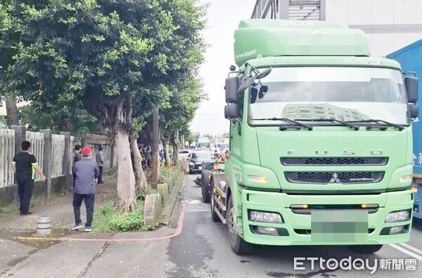 ▲印尼籍移工今天清晨在中壢區吉林路騎車雙載，慘遭聯結車捲入車輪輾過送醫不治，警方在現場處理。（圖／記者沈繼昌翻攝）