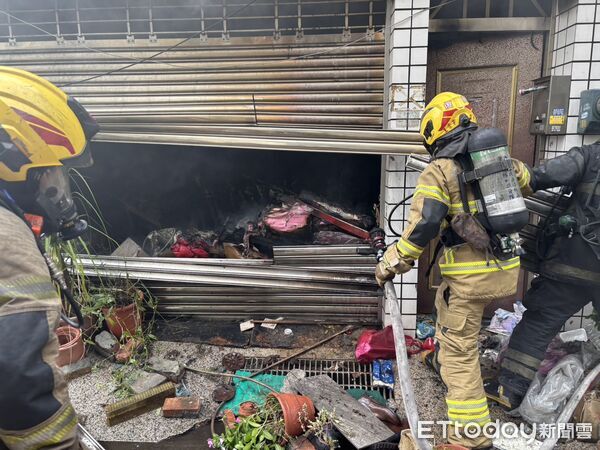 ▲台南北區小東路住宅車庫傳出火警，消防人員迅速撲滅火勢，幸無人傷亡。（記者林東良翻攝，下同）