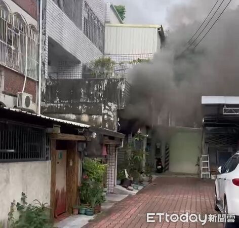 ▲台南北區小東路住宅車庫傳出火警，消防人員迅速撲滅火勢，幸無人傷亡。（記者林東良翻攝，下同）