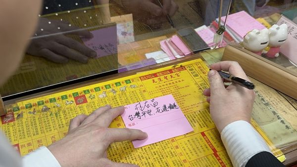 ▲▼民進黨秘書長林右昌赴花蓮聖天宮參香祈福。（圖／民進黨提供）