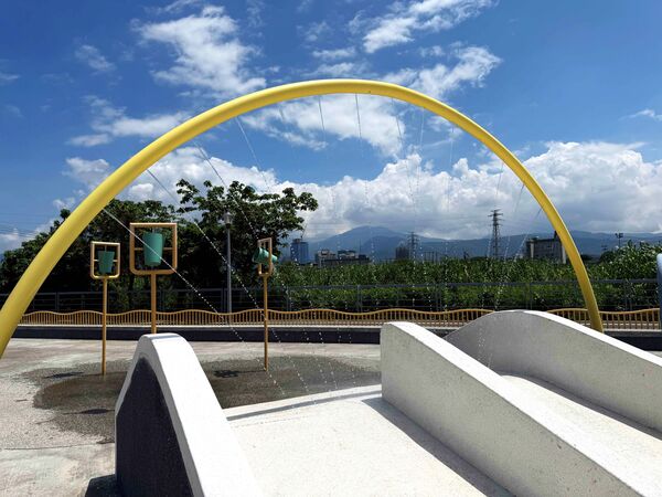 ▲「大佳河濱公園戲水區」、「百齡左岸小蟹戲水區」開放供民眾玩水。另外，關渡貨櫃市集旁的「關渡水岸景觀噴泉」也同步啟用。（圖／台北市水利處提供）