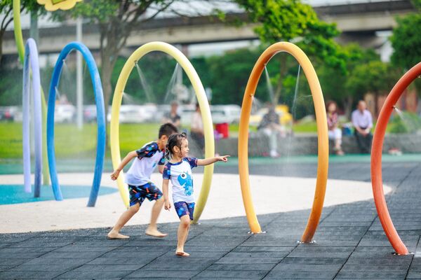 ▲「大佳河濱公園戲水區」、「百齡左岸小蟹戲水區」開放供民眾玩水。另外，關渡貨櫃市集旁的「關渡水岸景觀噴泉」也同步啟用。（圖／台北市水利處提供）