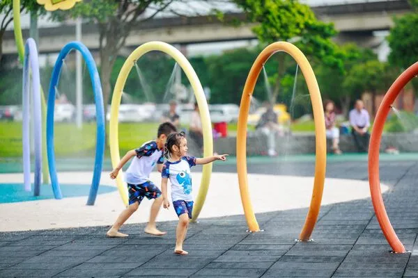 ▲「大佳河濱公園戲水區」、「百齡左岸小蟹戲水區」開放供民眾玩水。另外，關渡貨櫃市集旁的「關渡水岸景觀噴泉」也同步啟用。（圖／台北市水利處提供）
