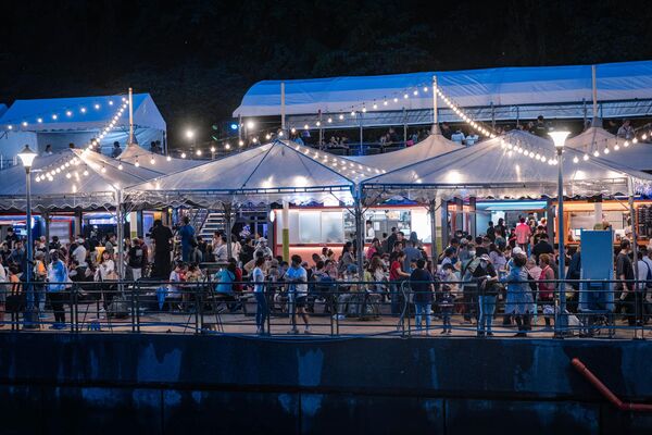 ▲「大佳河濱公園戲水區」、「百齡左岸小蟹戲水區」開放供民眾玩水。另外，關渡貨櫃市集旁的「關渡水岸景觀噴泉」也同步啟用。（圖／台北市水利處提供）