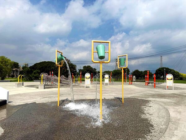 ▲「大佳河濱公園戲水區」、「百齡左岸小蟹戲水區」開放供民眾玩水。另外，關渡貨櫃市集旁的「關渡水岸景觀噴泉」也同步啟用。（圖／台北市水利處提供）
