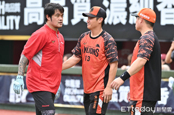 ▲▼中職林智勝(左)賽前與陳鏞基(中)、胡金龍(右)等人交談。（圖／記者李毓康攝）