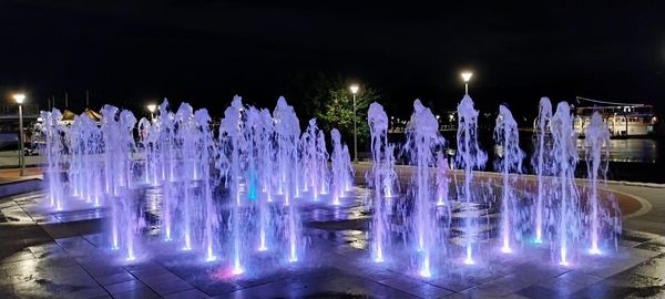 ▲關渡貨櫃市集旁的「關渡水岸景觀噴泉」也同步啟用。（圖／台北市水利處提供）