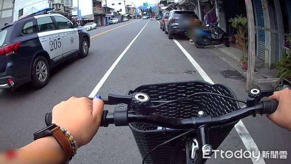 ▲所長貼心接手騎送展警暖人情。（圖／記者楊晨東翻攝）