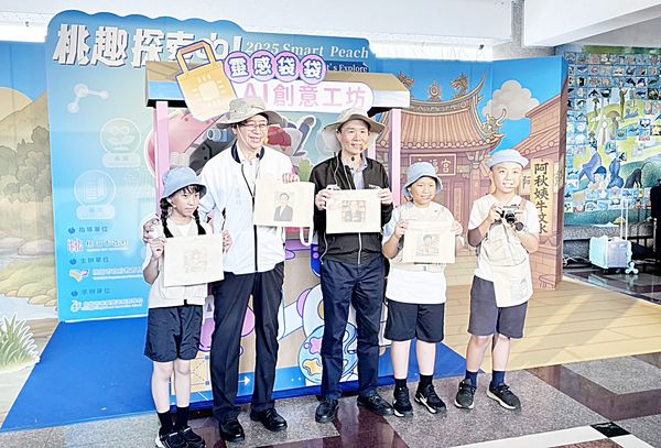 ▲桃園市長張善政今天下午出席「2025 Smart Peach桃趣探索中」暑期營隊活動，教育局長劉仲成與學生們展示活動內容。（圖／市府新聞處提供）