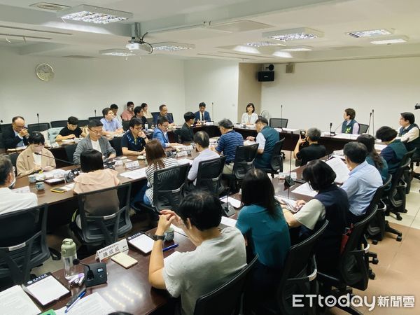 ▲台南市副市長趙卿惠與成大副校長陳玉女攜手見證產官學交流，共創青年永續新未來。（記者林東良翻攝，下同）