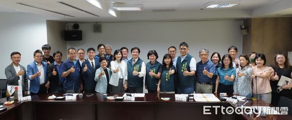 ▲台南市副市長趙卿惠與成大副校長陳玉女攜手見證產官學交流，共創青年永續新未來。（記者林東良翻攝，下同）