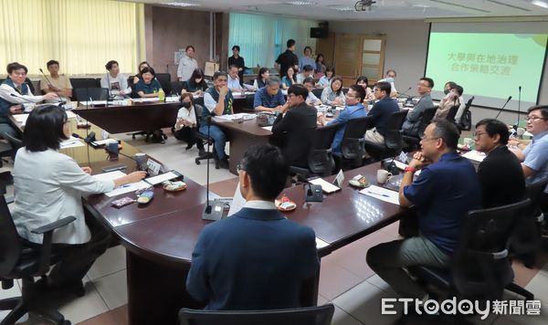 ▲台南市副市長趙卿惠與成大副校長陳玉女攜手見證產官學交流，共創青年永續新未來。（記者林東良翻攝，下同）