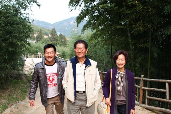 ▲沈世朋使用三球呼吸訓練器展現驚人肺活量。（圖／年代提供）