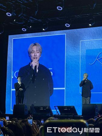 ▲坂口健太郎染金髮現身台灣！活動進行一半突雙膝下跪　嚇壞主持人。（圖／讀者提供）