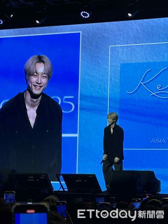 ▲▼ 直擊／坂口健太郎染金髮現身台灣！活動進行一半突雙膝下跪　嚇壞主持人。（圖／讀者提供）