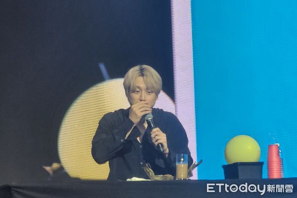 ▲坂口健太郎在台嘗試粽子。（圖／讀者提供）