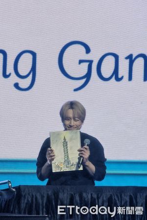 ▲坂口健太郎染金髮現身台灣！活動進行一半突雙膝下跪　嚇壞主持人。（圖／讀者提供）