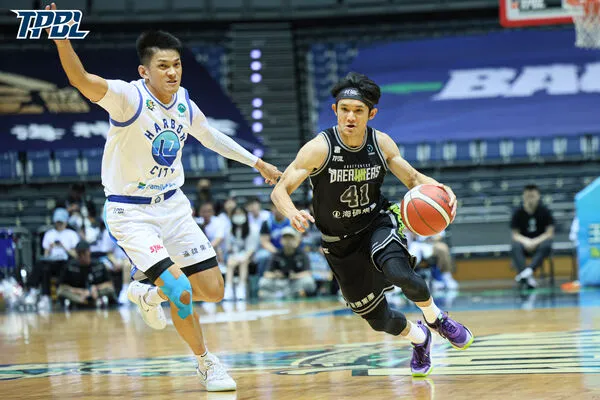 ▲夢想家蔣淯安、霍爾曼，海神于煥亞、胡瓏貿、克雷格。（圖／TPBL提供）