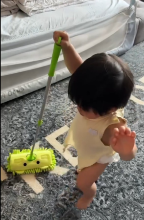 ▲愷樂曬出兒子超萌打掃影片。（圖／翻攝自愷樂Threads）