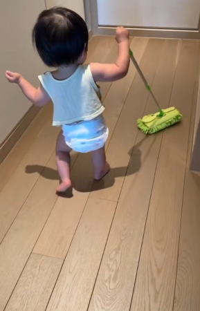 ▲愷樂曬出兒子超萌打掃影片。（圖／翻攝自愷樂Threads）
