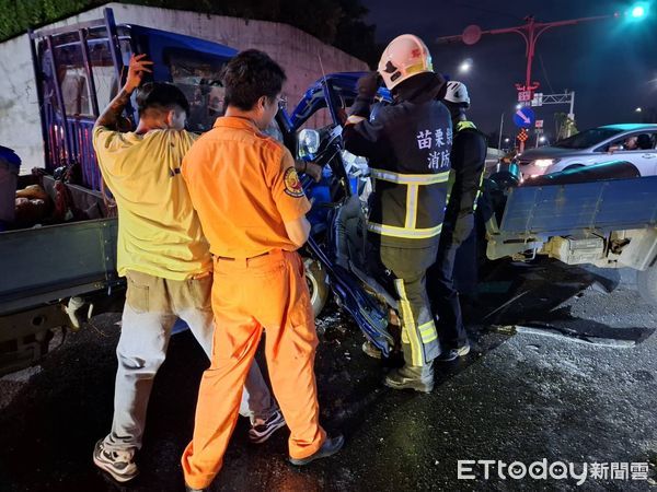▲▼快訊／苗栗縣2貨車對撞3傷　1人受困變形車頭內。（圖／記者楊永盛翻攝）