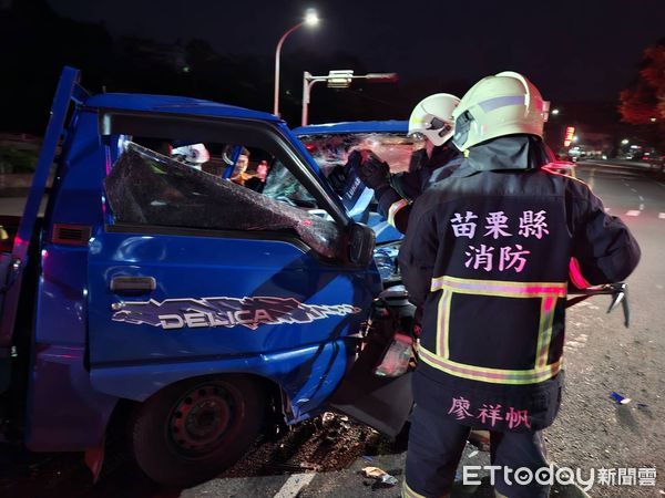 ▲▼快訊／苗栗縣2貨車對撞3傷　1人受困變形車頭內。（圖／記者楊永盛翻攝）