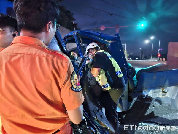 ▲▼快訊／苗栗縣2貨車對撞3傷　1人受困變形車頭內。（圖／記者楊永盛翻攝）