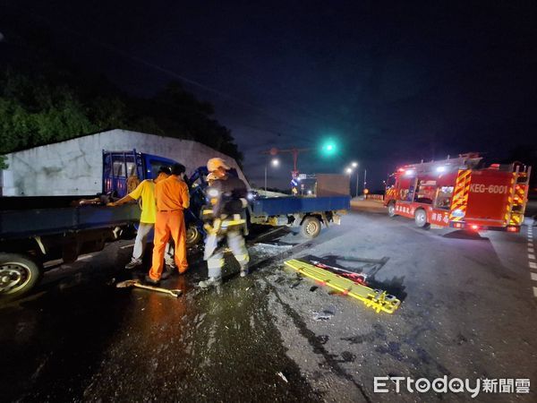 ▲▼快訊／苗栗縣2貨車對撞3傷　1人受困變形車頭內。（圖／記者楊永盛翻攝）