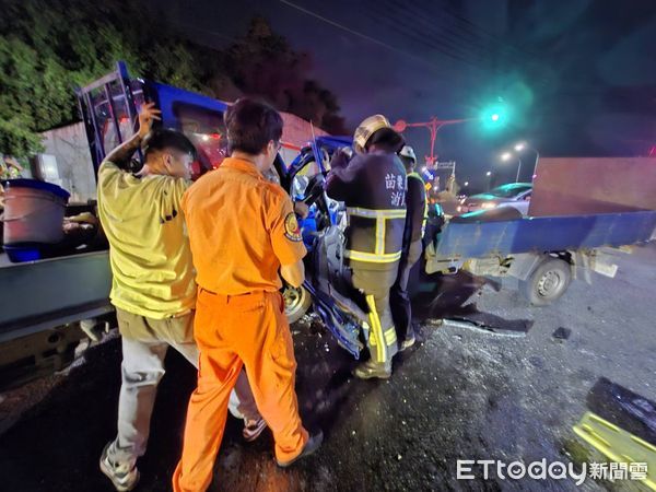 ▲▼快訊／苗栗縣2貨車對撞3傷　1人受困變形車頭內。（圖／記者楊永盛翻攝）