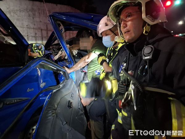 ▲▼快訊／苗栗縣2貨車對撞3傷　1人受困變形車頭內。（圖／記者楊永盛翻攝）