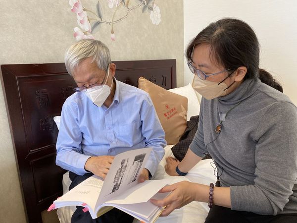 導演蕭菊貞（右）於圓山飯店採訪前工研院院長史欽泰（左）。（牽猴子提供）