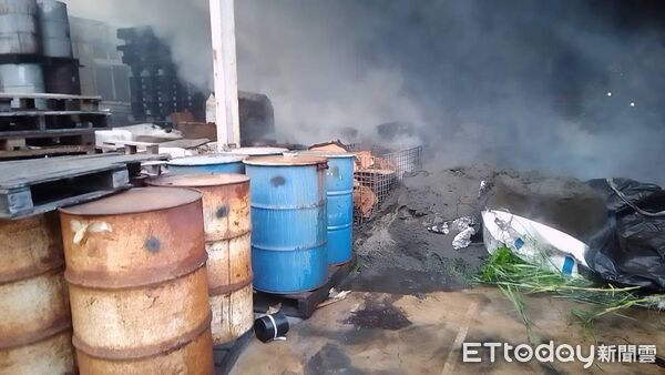 ▲▼台南官田鐵皮倉庫火警。（圖／記者林東良翻攝）