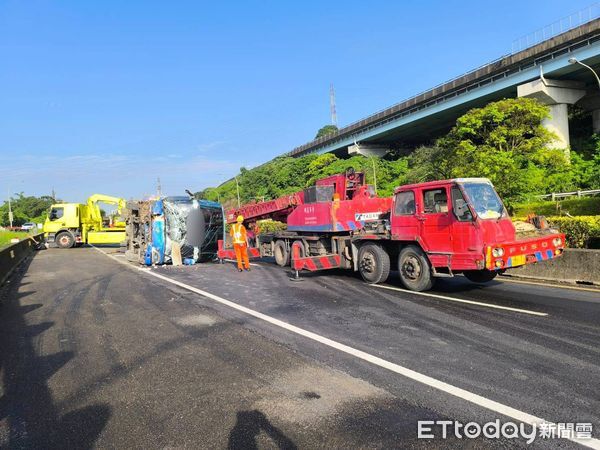▲▼ 國道1號北向2.4公里處八堵路段，今日上午發生客運翻車事故   。（圖／記者郭世賢翻攝）