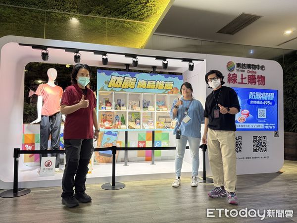 ▲台南市政府與百貨賣場聯手推廣防災用品採購專區，鼓勵民眾平時備糧、防颱備災。（記者林東良翻攝，下同）
