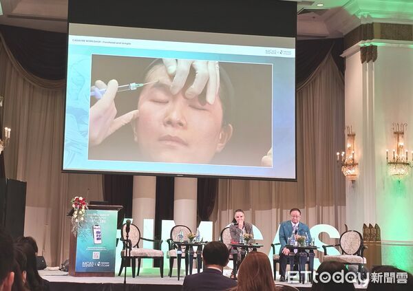 ▲藝群集團董事長王正坤醫師赴泰國曼谷參與IMCAS Asia 2025醫學美容大會，與國際專家交流韌帶拉提新技術。（記者林東良翻攝，下同）