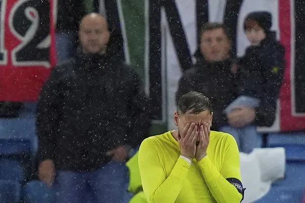 ▲義大利門將多納魯馬（Gianluigi Donnarumma）在球隊陷入崩盤後失望掩面。（圖／達志影像／美聯社）