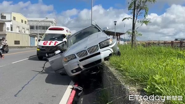 ▲▼台東市仁義北路今(7)日發生一起自撞車禍             。（圖／記者楊晨東翻攝）