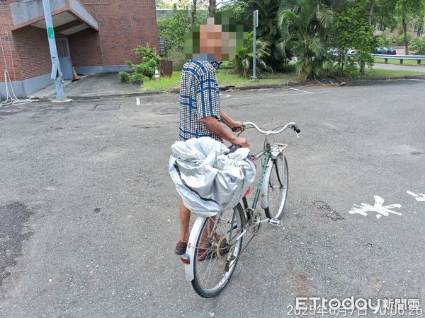 ▲▼93歲的潘姓男子今晨騎乘單車誤上國道1號，甚至逆向騎行至國道10號，所幸國道警方及時發現並成功攔截。（圖／記者吳世龍翻攝）