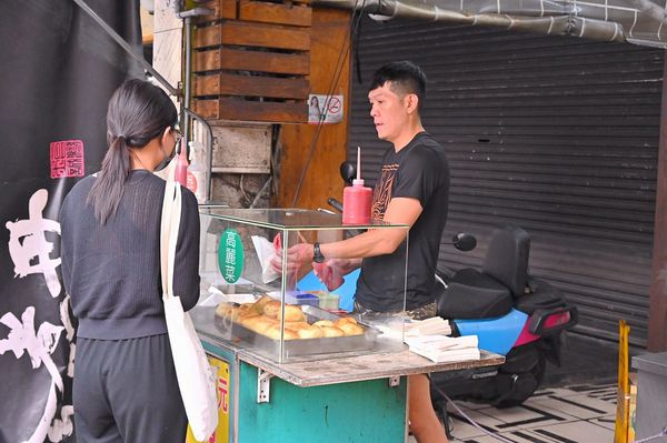 ▲▼美村路最好吃水煎包，爆量內餡高麗菜。（圖／部落客橘子狗提供）