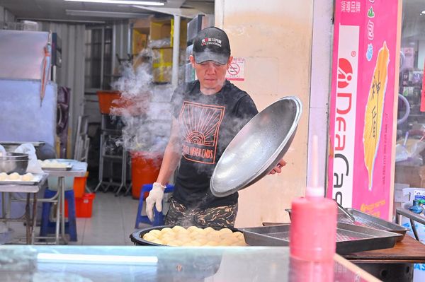 ▲▼美村路最好吃水煎包，爆量內餡高麗菜。（圖／部落客橘子狗提供）